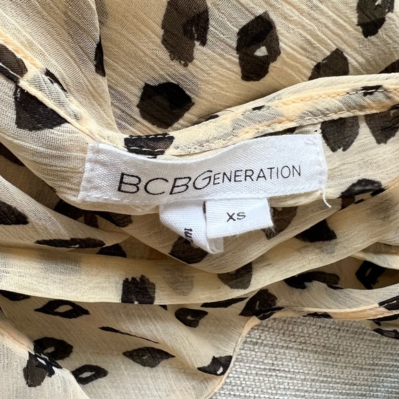BCBGeneration XS leopard print ruffle blouse - Picture 5 of 6